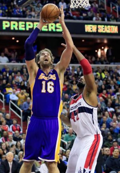 Pau Gasol durante a un lanzamiento frente a Nené Hilario.