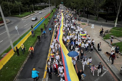 Cientos de personas marchan hacia la Fundación Santa Fe, el hospital donde se encuentra el congresista Miguel Uribe Turbay, en el norte de Bogotá.