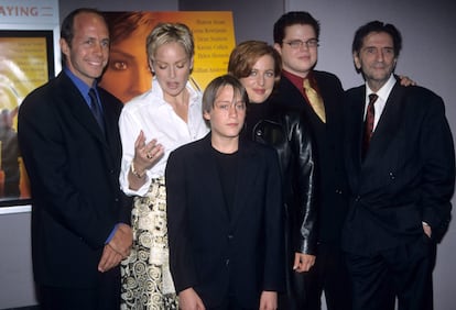 Kieran Culkin posa com parte do elenco de ‘Sempre amigos’ na estreia, em 1998. Entre as outras estrelas do filme, Sharon Stone (de branco), Gillian Anderson e Harry Dean Stanton (à direita). 