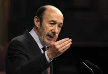 El líder de la oposición, el socialista Alfredo Pérez Rubalcaba, , durante su intervención en la sesión de control al Ejecutivo, esta mañana en el Congreso de los Diputados.