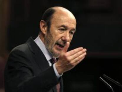 El líder de la oposición, el socialista Alfredo Pérez Rubalcaba, , durante su intervención en la sesión de control al Ejecutivo, esta mañana en el Congreso de los Diputados.