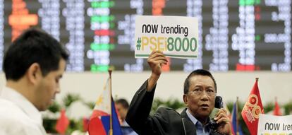 Un corredor de bolsa en el parqu&eacute; de Makati en Filipinas. 