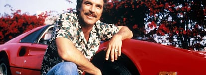 Tom Selleck junto al Ferrari 308 GTS que conduc&iacute;a en la serie de televisi&oacute;n &#039;Magnum&#039;