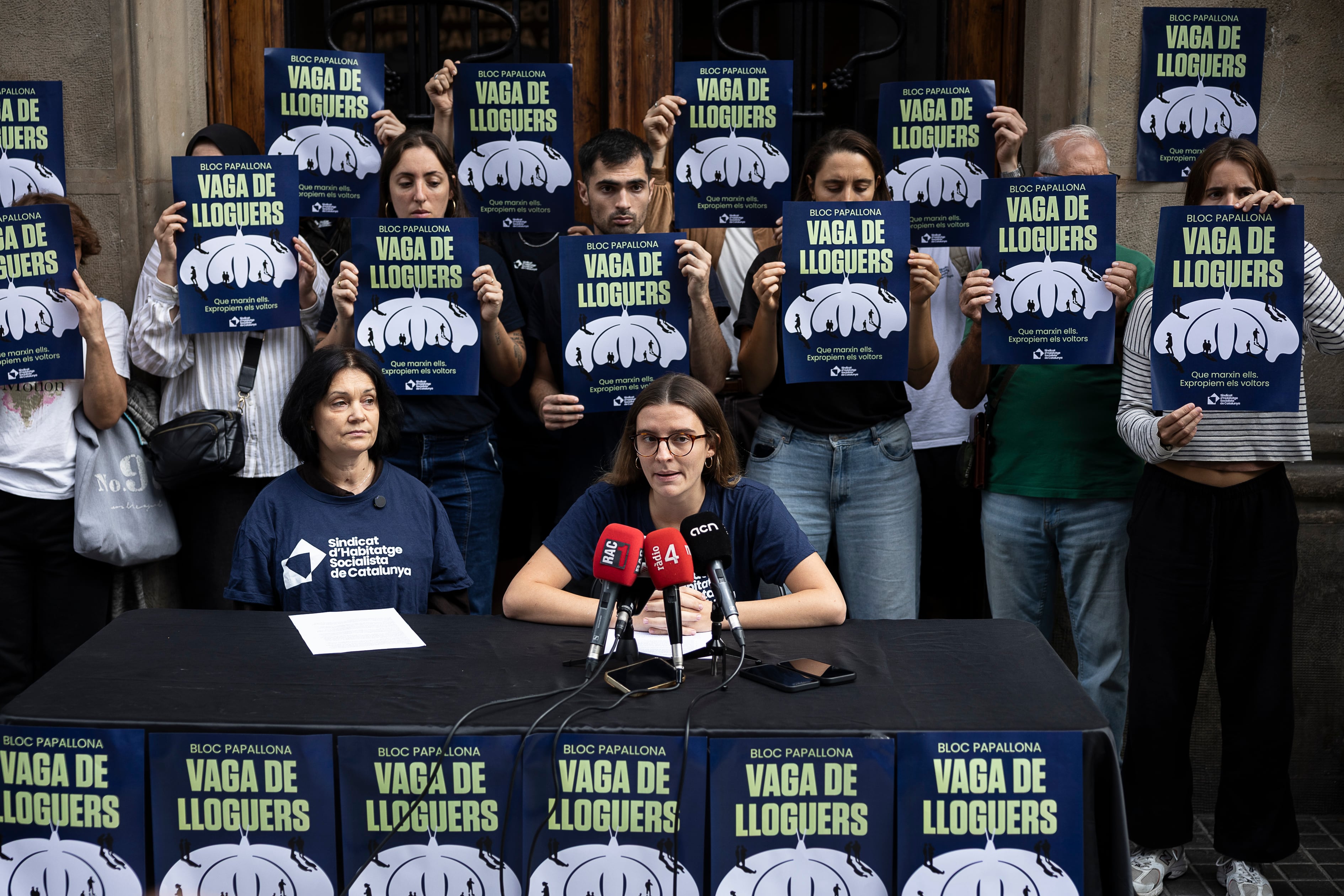 Rueda de prensa, este jueves, del anuncio del inicio de la huelga de alquileres en el Bloc Papallona de Barcelona.