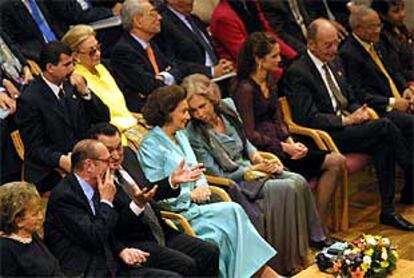 En el centro, la reina Sofía conversa con Suzanne Sabet. A la izquierda de la imagen, Jacques Chirac y su mujer, Bernadette Chodron y Hosni Mubarak. A la derecha de la Reina, Rania de Jordania y Costis Stefanopulos, ayer durante la inauguración de la Biblioteca de Alejandría.