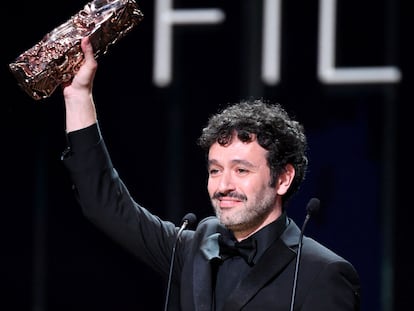El director Rodrigo Sorogoyen recoge el César a la mejor película extranjera por 'As bestas' en los premios del cine francés, en una gala celebrada en la sala Olympia de París.