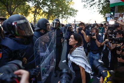 Manifestantes propalestinos cortan el recorrido de los ciclistas en el Paseo del Prado.
