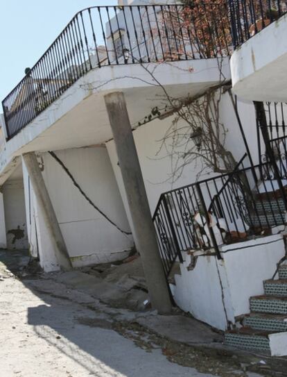 Casas afectadas por el corrimiento de tierras en Manilva (Málaga).