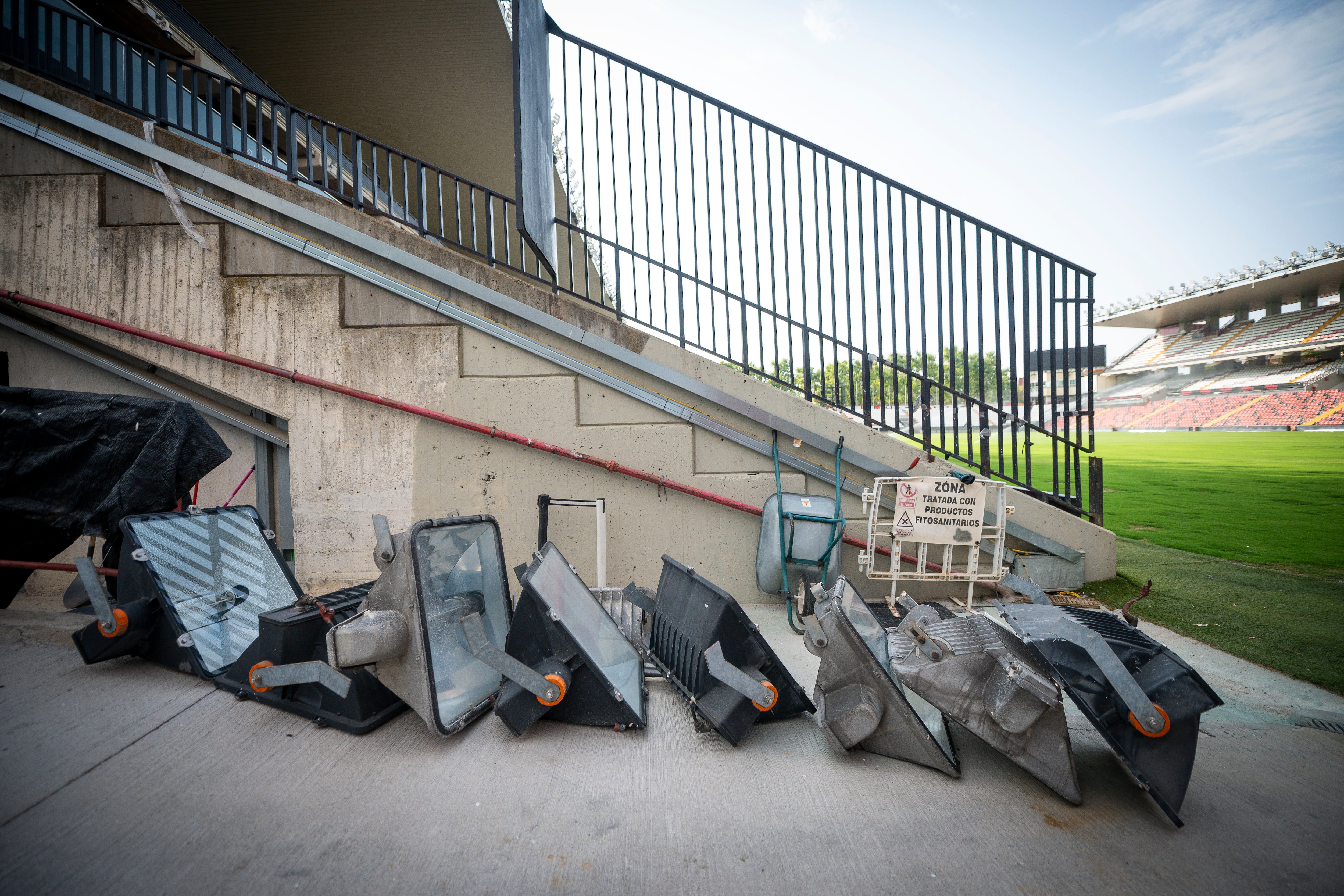 Varios focos tirados dentro del Estadio de Vallecas.