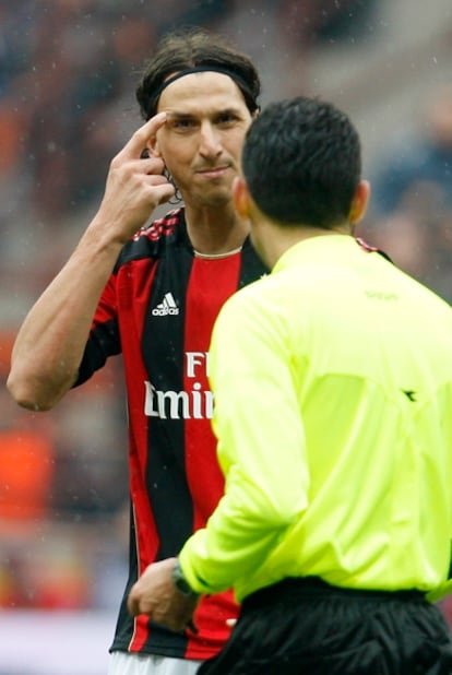 Ibrahimovic gesticula frente al árbitro tras ser expulsado ante el Bari.