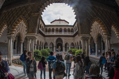 Un grupo de jóvenes en el patio de las Doncellas, del Real Alcázar de Sevilla.