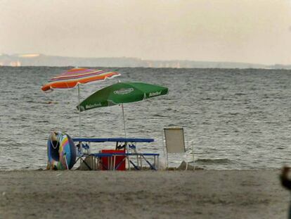 Imagen de archivo de un agente en una playa de Alicante.