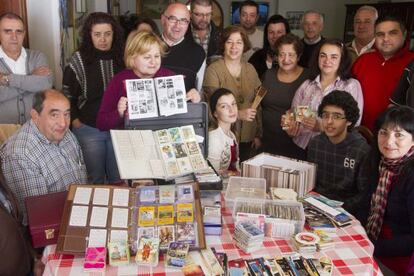 Sonia Val y Carmen Celeiro, organizadoras, en Vigo, de la primera de las tres citas anuales en Galicia de coleccionistas de calendarios.