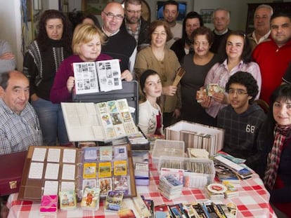 Sonia Val y Carmen Celeiro, organizadoras, en Vigo, de la primera de las tres citas anuales en Galicia de coleccionistas de calendarios.