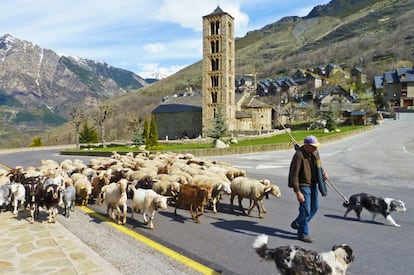 Las iglesias leridanas de San Clemente y Santa María de Tahull (Taüll, en catalán) son, desde 2000, patrimonio mundial, dentro del conjunto de templos románicos catalanes del Valle del Boí, en la comarca de Alta Ribagorza (Pirineo de Lleida). Las pinturas y mobiliario originales fueron trasladados al Museo Nacional de Arte de Cataluña, en Barcelona; en el ábside central de San Clemente queda una copia de su Pantocrátor.