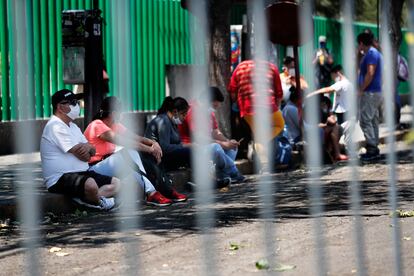 Familiares de pacientes con coronavirus esperan en las inmediaciones de un hospital.