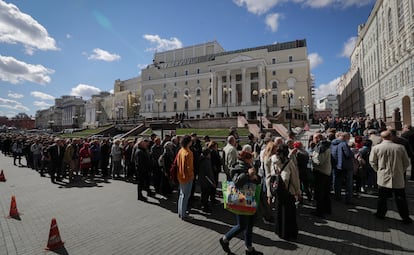 Gorbachov es una figura muy controvertida en Rusia, y el Kremlin ha marcado una gran distancia con él, hasta casi la ruptura, aunque su figura histórica y las libertades a las que abrió la puerta en el país tienen mucho peso. En la imagen, cola de gente para acceder a la Casa de los Sindicatos de Moscú