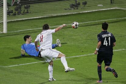 Olic, en el momento de marcar el segundo gol del Bayern.