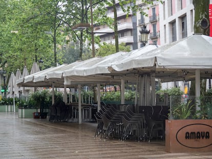 La terraza del restaurante Amaya en La Rambla de Barcelona, cerrada por el Covid-19