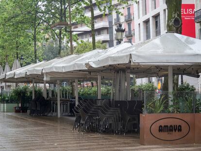Terraza del restaurante Amaya en las Ramblas de Barcelona, cerrada durante la crisis del coronavirus.