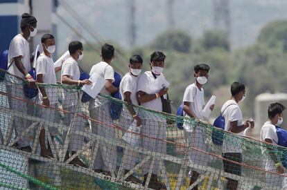 Los migrantes rescatados por el barco de la organización médica MSF descienden por la pasarela del barco en el puerto de Augusta (Sicilia) el 18 de junio de 2021.