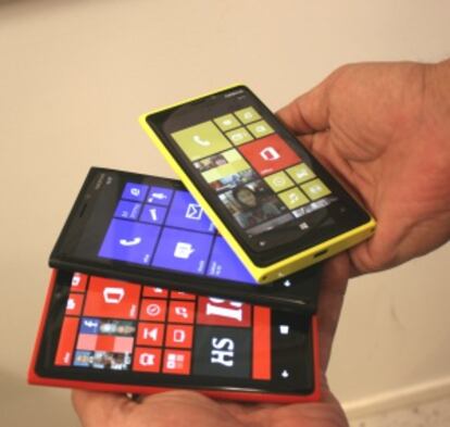 El teléfono Lumia 920 en varios colores.