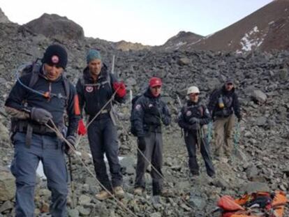 Miembros del equipo de rescate transportan un cuerpo hallado en el cerro Rincón de los Andes que pertenece al español Mateo Parrilla.