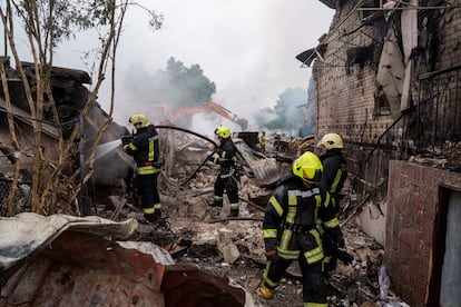 Trabajadores de emergencia extinguen un incendio en los escombros de una vivienda destruida por un misil ruso en Marjalivka, en la provincia de Kiev, este domingo.