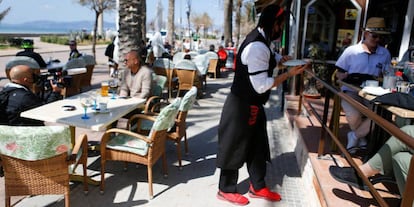 Tourists at a sidewalk café in Palma de Mallorca.