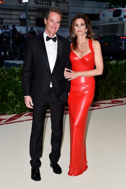 Rande Gerber y Cindy Crawford. Versace está detrás de los looks de ambos.