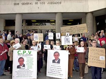 Un grupo de afectados por el 'caso CPV' se manifesta frente a los juzgados de Madrid.