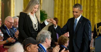 El presidente de EE UU, con Barbra Streisand otra de las premiadas.