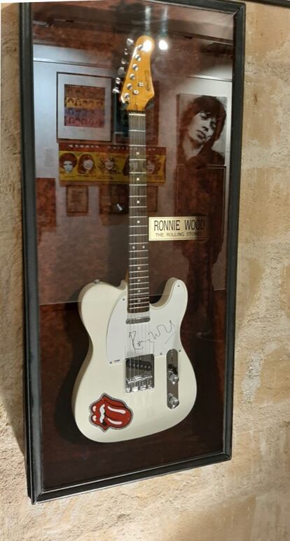 Guitarra firmada por Ron Wood.