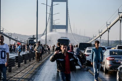 La policia utilitza canonades d'aigua.