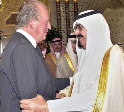 El Rey Juan Carlos conversa con el nuevo rey de Arabia Saudí, Abdala bin Abdelaziz, quien ofreció hoy un almuerzo al monarca español.