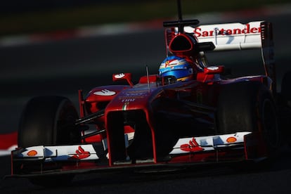 Fernando Alonso rueda con su monoplaza de Ferrar en la segunda jornada de entrenamientos en Montmeló.