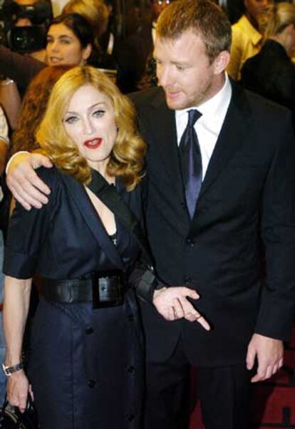 Madonna y Guy Ritchie se van a Los ?ngeles para arreglar algunas cosas de su matrimonio.