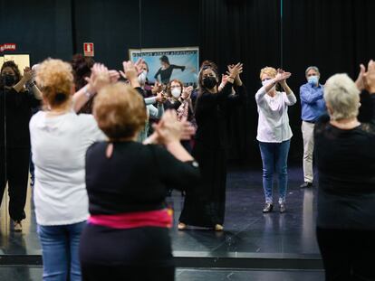 Los mayores de Fuenlabrada acuden a las clases de flamenco en el centro coreográfico de María Pagés.