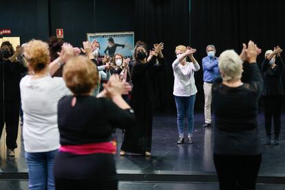 Los mayores de Fuenlabrada acuden a las clases de flamenco en el centro coreográfico de María Pagés.