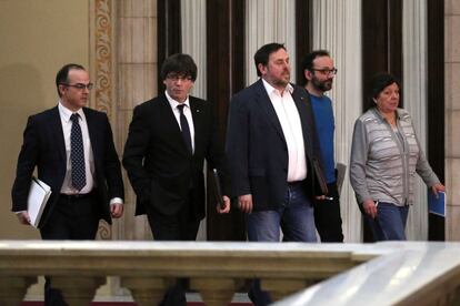 Diputats de JxSi i la CUP sortint de la reunió.