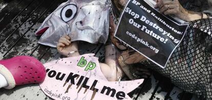 Grupos de manifestantes contra las decisiones de BP sobre el vertido