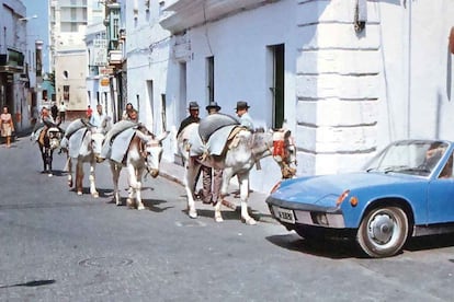 Burros por una calle de Rota en los primeros años de la base militar de EE UU, en una escena del documental 'Rota n'Roll'.