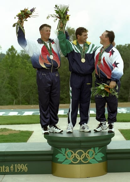 JOSH LAKATOS. Una de las historias más insólitas y fogosas fue la protagonizada por este olímpico estadounidense de tiro con rifle (a la izquierda de la imagen), que fue plata en Atlanta 1996. Cuatro años después, en Sídney, con su participación ya finalizada, Lakatos se topó con el dilema de volver a casa o prolongar su estancia en la villa. Con la ayuda de la mujer de la limpieza, que hizo la vista gorda, forzó la cerradura y convirtió su planta durante ocho días en el refugio perfecto para aquellos que buscaban liberar tensiones (sexuales). “De repente me di cuenta de que estaba dirigiendo un jodido burdel en la Villa Olímpica; nunca había visto tanto libertinaje en mi vida”, confesó Lakatos a ESPN.