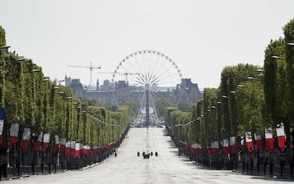 La avenida de los Campos Elíseos vacíos de tráfico se ha quedado sin coches por un día. Durante un día al mes se cerrará al tráfico para hacer frente a la contaminación en París. Hoy se ha celebrado una ceremonia que marca el 71 aniversario de la victoria sobre la Alemania nazi durante II Guerra Mundial el 8 de mayo de 2016 en París.