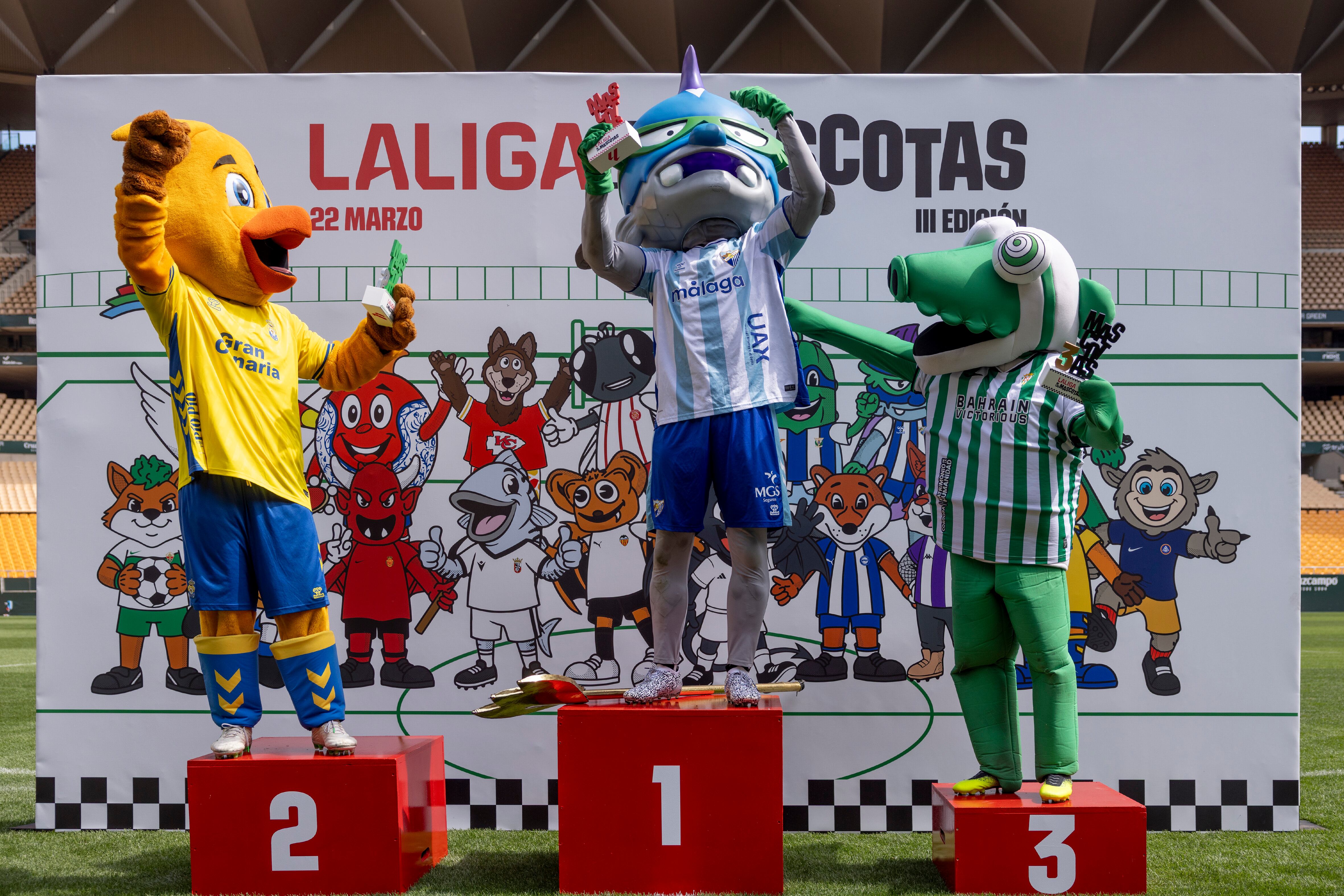 SúperBoke (en el centro), del Málaga CF, fue el ganador de LALIGA DE LAS MASCOTAS. Pío Pío, de la UD Las Palmas, fue segundo y Koki, del Córdoba CF, completó el podio.