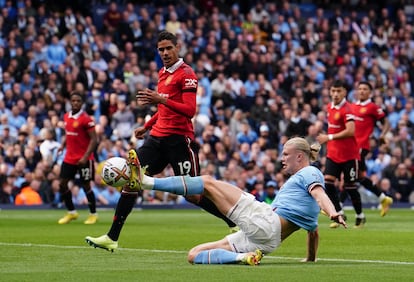 Erling Haaland en la acción de su tercer gol en el partido del Manchester City contra el United, de la Premier League, este domingo