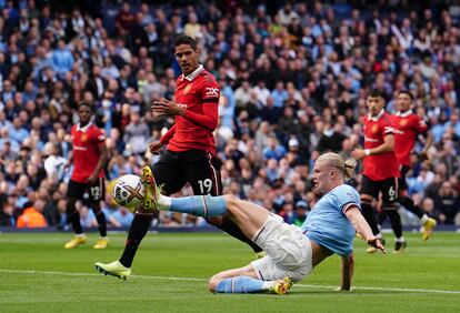 Erling Haaland en la acción de su tercer gol en el partido del Manchester City contra el United, de la Premier League, este domingo