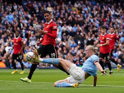 Erling Haaland en la acción de su tercer gol en el partido del Manchester City contra el United, de la Premier League, este domingo