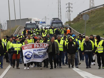 Un grupo de transportistas cortando la ronda Litoral de Barcelona, a la altura de Zona Franca.