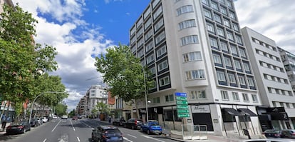 Captura de la fachada del edificio de las socimis All Irony LHG en el número 8 de la calle José Abascal de Madrid.